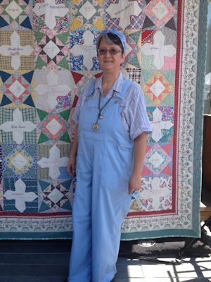 Scarlett in front of her quilt.
